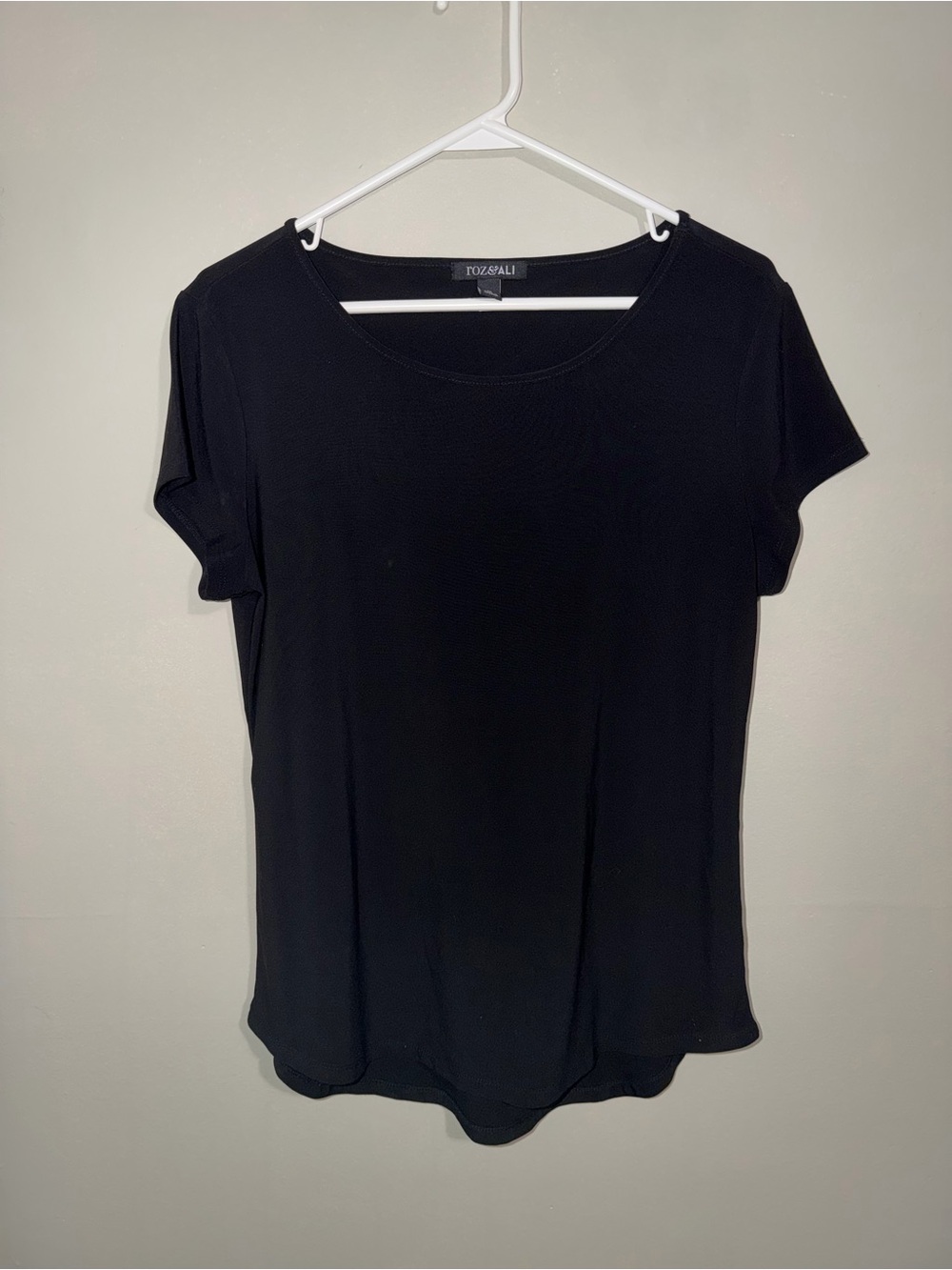 Roz & Ali Black Short Sleeve Scoop Neck Blouse – Size M